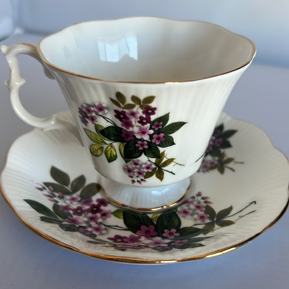 Royal Albert Bone China Tea Cup & Saucer Set Purple Violets Gold Trim - Picture 6 of 9